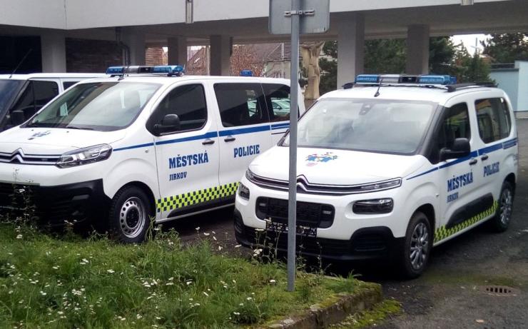 Městská policie v Jirkově obnovila svůj vozový park. Obě vozidla budou sloužit jako zásahová