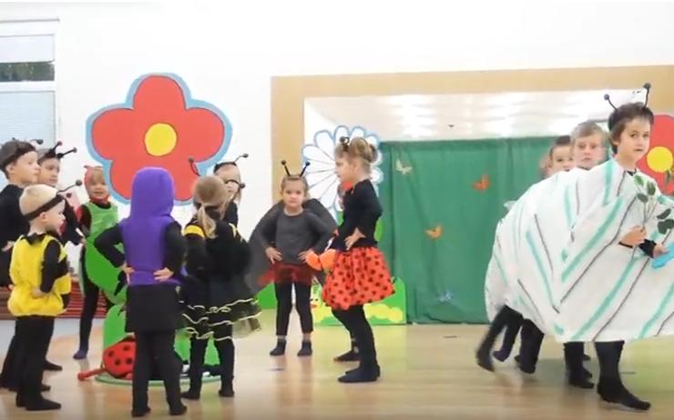 Děti ze školky na Červeném Hrádku natočily klip Ota Housenka. Dáte jim svůj lajk? 
