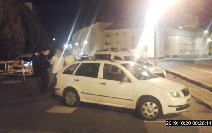 Stalo se v Chomutově: Řidič si odskočil do hospody, do auta se vrátil se třemi promile. Zastavili ho strážníci