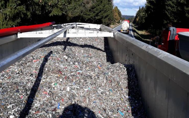 Čtyři kamiony páchnoucího odpadu putovaly z hor zpět do Německa