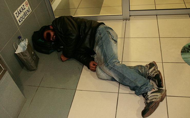 Opilí bezdomovci zaměstnávají strážníky. Jeden zvracel na náměstí, další si ustlal přímo na ulici