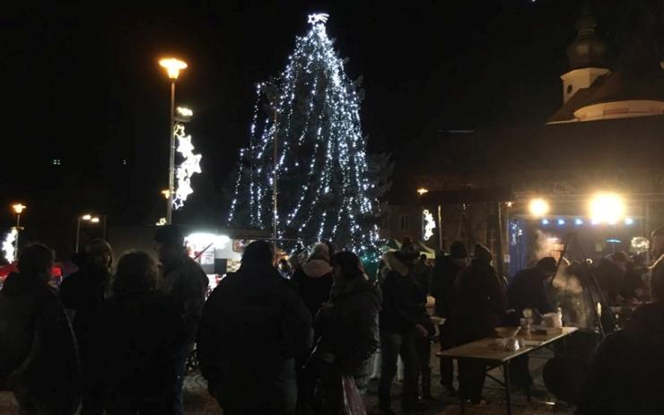 OBRAZEM: V Březně u Chomutova rozsvítili vánoční strom