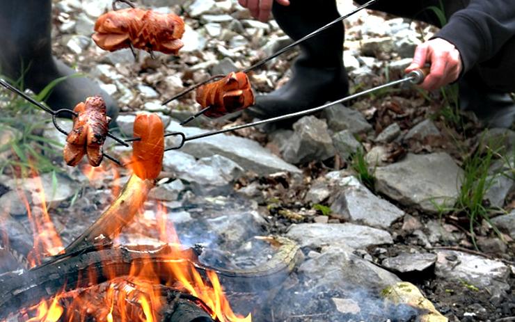 Muž z Kadaně si opékal buřty na ohništi, prozradil ho dým