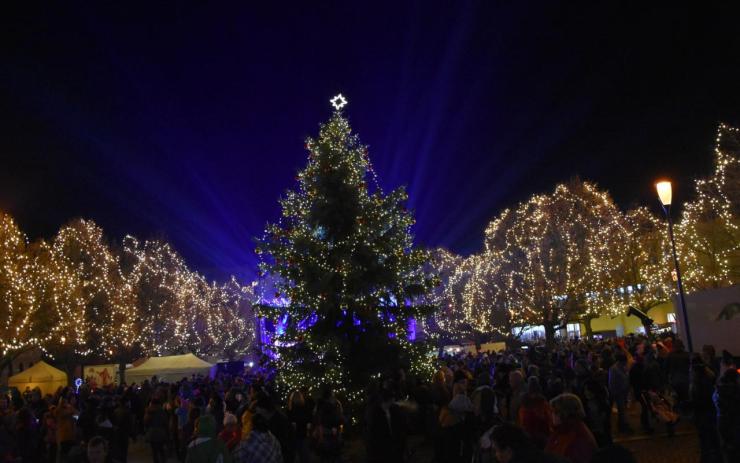 Advent v Jirkově: Rozsvítí vánoční strom, budou opět charitativní trhy i živý betlém