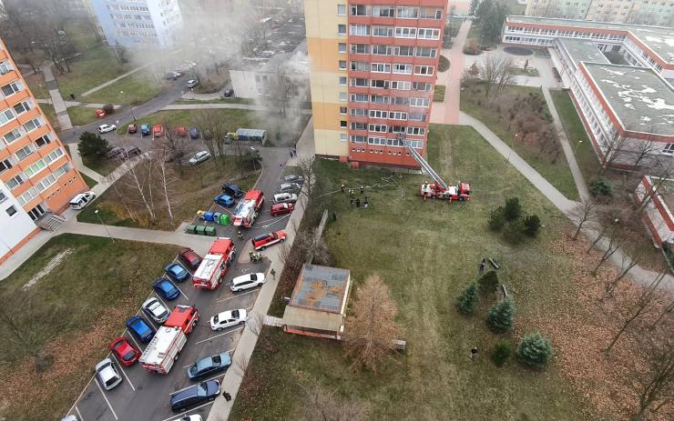 AKTUÁLNĚ: Požár v Chomutově! Hoří byt v třináctipatrovém domě, zasahují tři hasičské jednotky