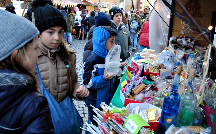 V Jirkově začal dvoudenní charitativní trh. Výtěžek pomůže nemocným dětem