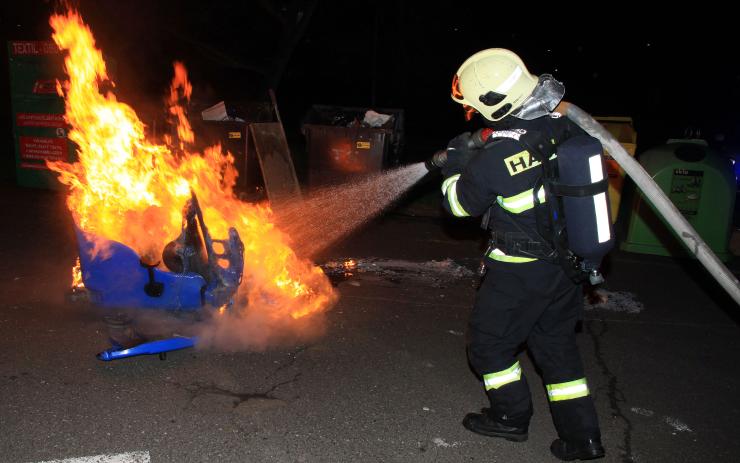 Noční zásah hasičů v Březenecké. Hořely tam plastové kontejnery