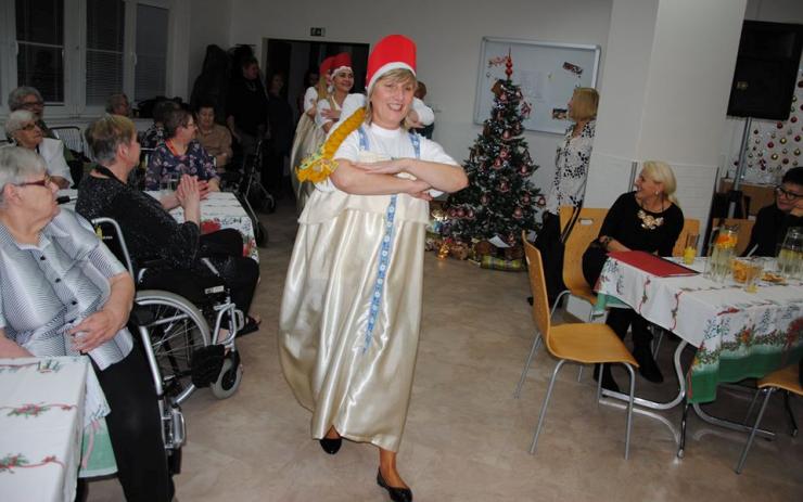 OBRAZEM: Vánoční překvapení v jirkovském domově pro seniory. Zaměstnanci pobavili klienty Mrazíkem