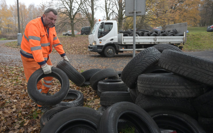 Chomutov zaplavují staré pneumatiky. Za letošek jich technické služby odvezly z města už 11 tisíc   