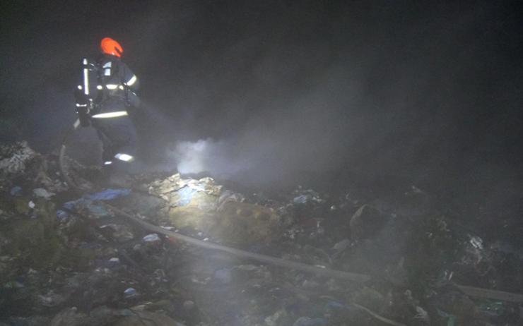 V Tušimicích hořela skládka odpadu, hasičům komplikoval práci špatně přístupný terén