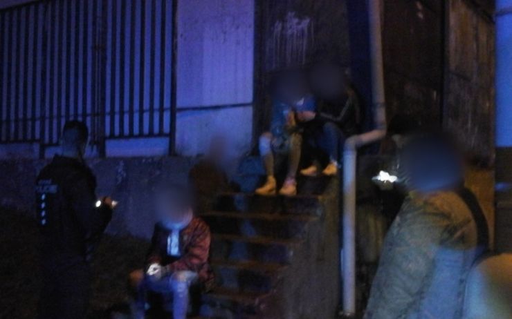 Nezletilci popíjeli, jednomu alkohol dodal až moc velkou kuráž a dovoloval si na strážníky