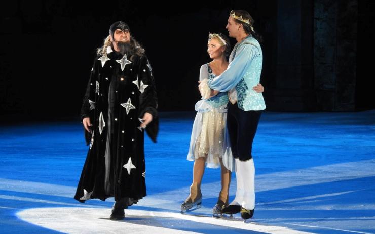OBRAZEM: Velkolepá show Popelka na ledě přijela do Chomutova! Viděly ji stovky lidí
