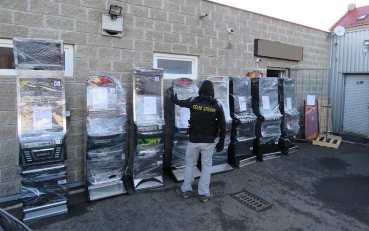 Zátah v Ústeckém kraji kvůli hazardu! Z nelegální herny si celníci odvezli osm automatů