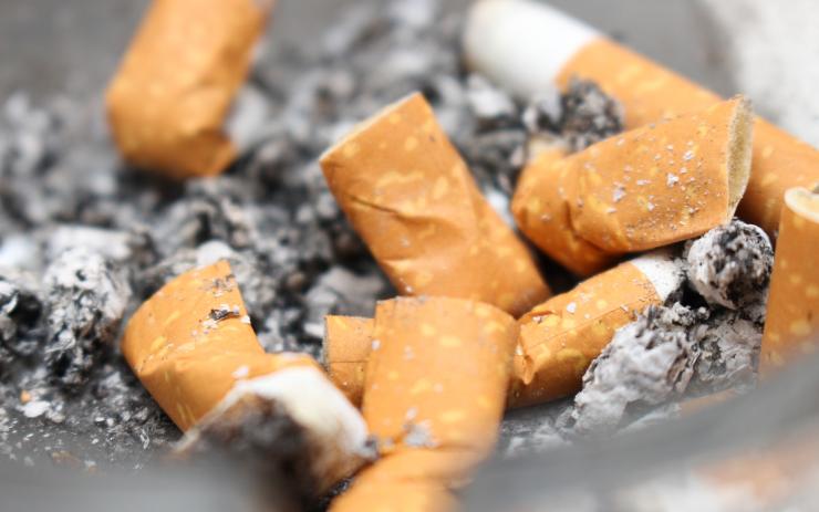 Skupinka bezdomovců dělala nepořádek na náměstí. Nedopalky cigaret si museli po sobě uklidit