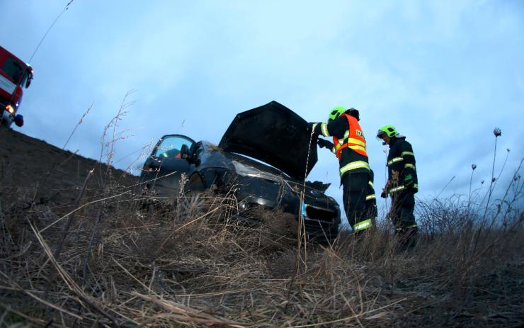 AKTUÁLNĚ: Mezi Kadaní a Kláštercem havarovalo osobní auto, zasahovali záchranáři