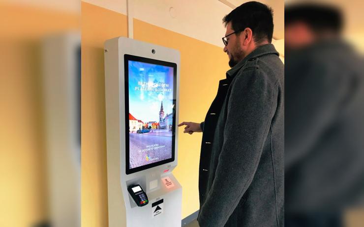 Novinka v Chomutově: Poplatky na magistrátě můžete zaplatit přes automat