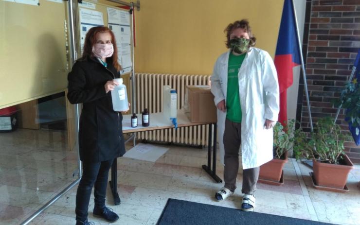 Jirkov převzal 10 litrů dezinfekce pro polikliniku a zdejší hasiče