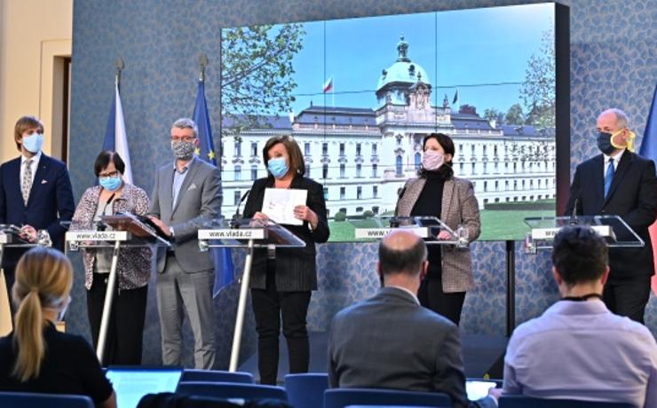 Vláda schválila 25 000 korun pro OSVČ, spouští také program na podporu udržení zaměstnanosti