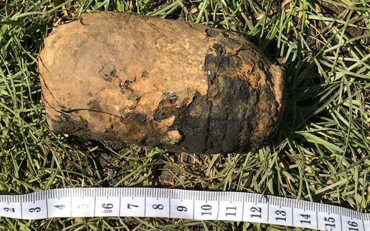 Pozor na nebezpečnou munici! Na Chomutovsku našli o víkendu dva nevybuchlé granáty z druhé světové války