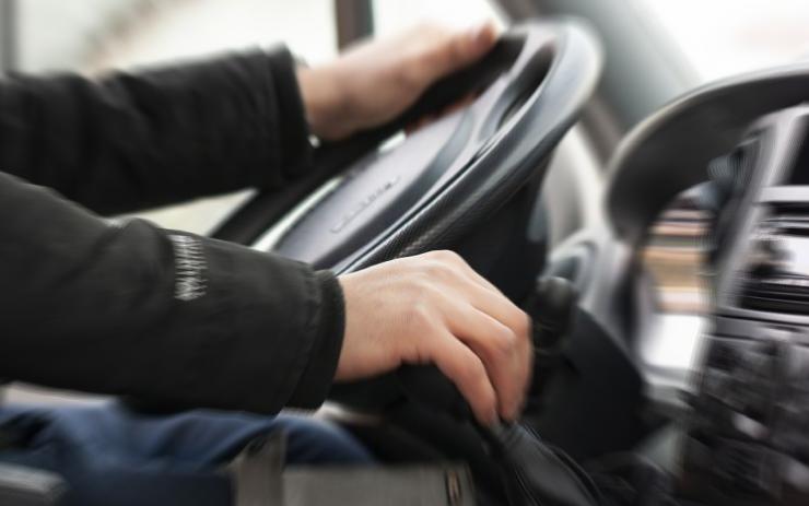 Šoféra (34) z Klášterce se třemi zákazy řízení načapali policisté znovu za volantem!