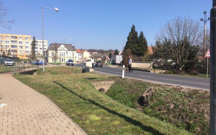 AKTUÁLNĚ: Střet dvou aut na průtahu Březnem, zasahují tam policisté