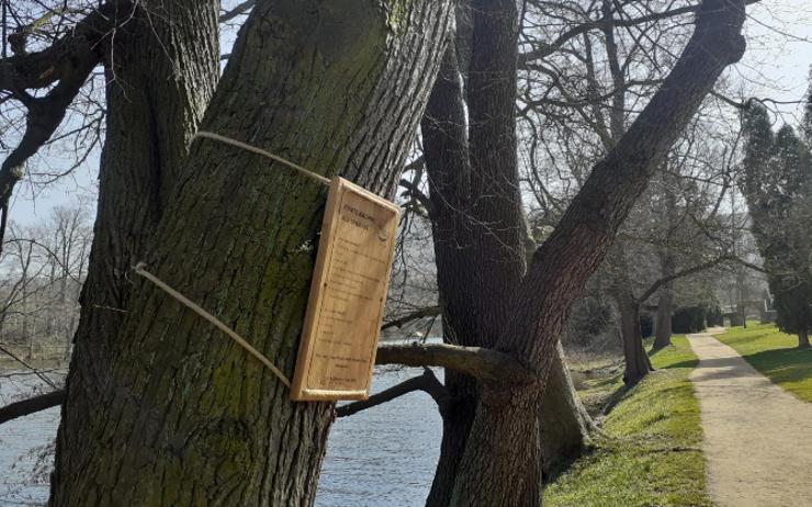 Krmte kachny, ale správně! upozorňují návštěvníky nové cedule v kláštereckém parku