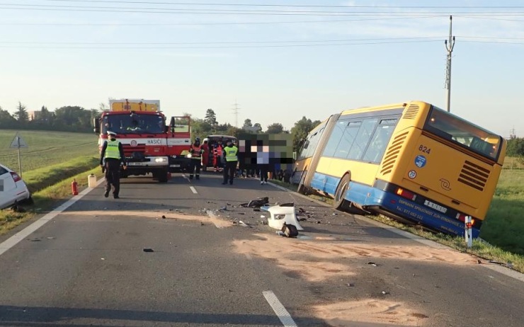 AKTUÁLNĚ: U Málkova se srazil autobus s autem, probíhají záchranné a vyprošťovací práce