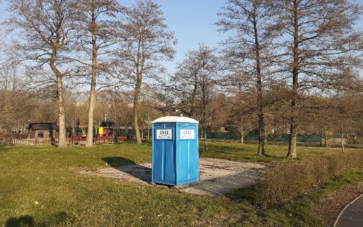 Novinka v Jirkově: V parku mají mobilní záchod. Používejte jen v odůvodnělých případech, prosí město