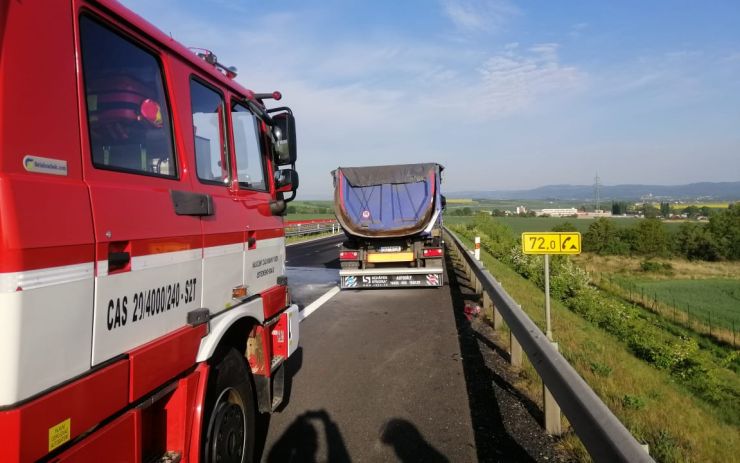 AKTUÁLNĚ: Na dálnici z Postoloprt na Chomutov začal hořet za jízdy nákladní automobil