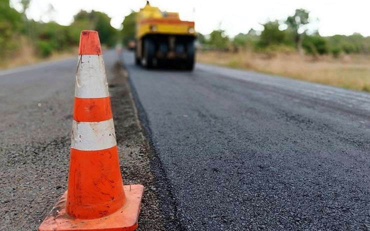 Ulice v Jirkově čekají plošné opravy silnic. Město prosí řidiče o trpělivost