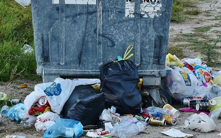 Všude odpadky! Muž vyhazoval pytle z popelnic na zem, tam prozkoumával jejich obsah