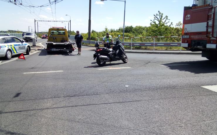 V Chomutově se srazil motorkář s autem, zasahovaly všechny záchranné složky