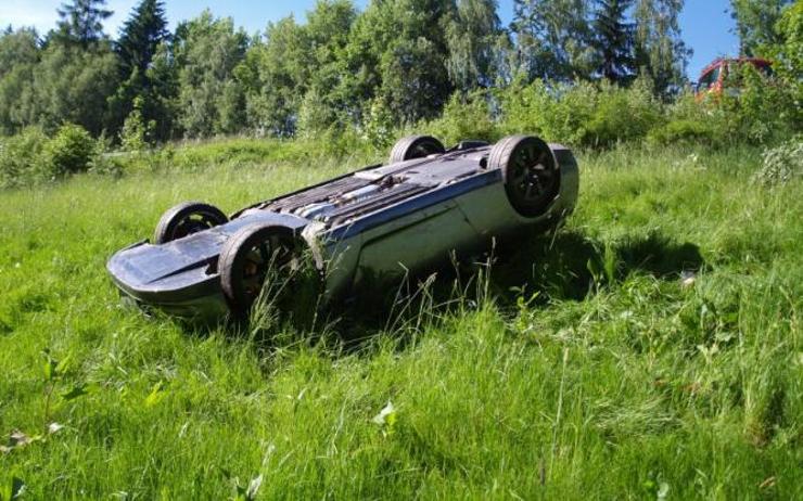 AKTUÁLNĚ: Auto na Chomutovsku skončilo v louce na střeše