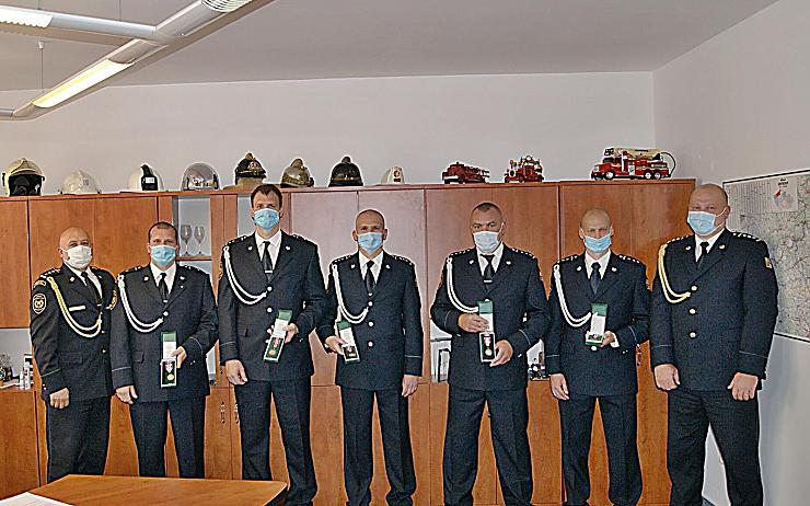 Chomutovští hasiči převzali medaile Za věrnost. Někteří vykonávají tuto službu už 20 let
