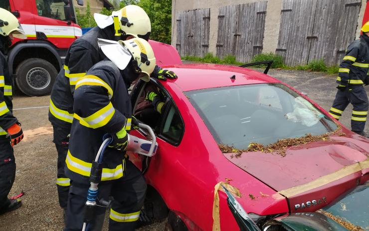 FOTO: Takhle se vyprošťují ranění z havarovaných aut. Cvičili to hasiči ve Vejprtech