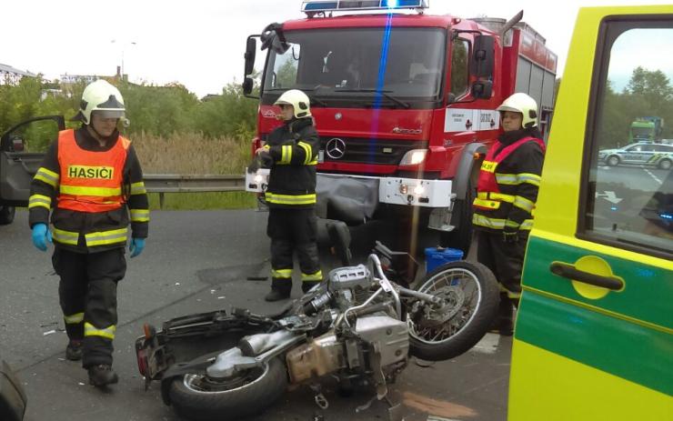 AKTUÁLNĚ: U Strupčic havaroval motorkář, zasahují tam záchranáři