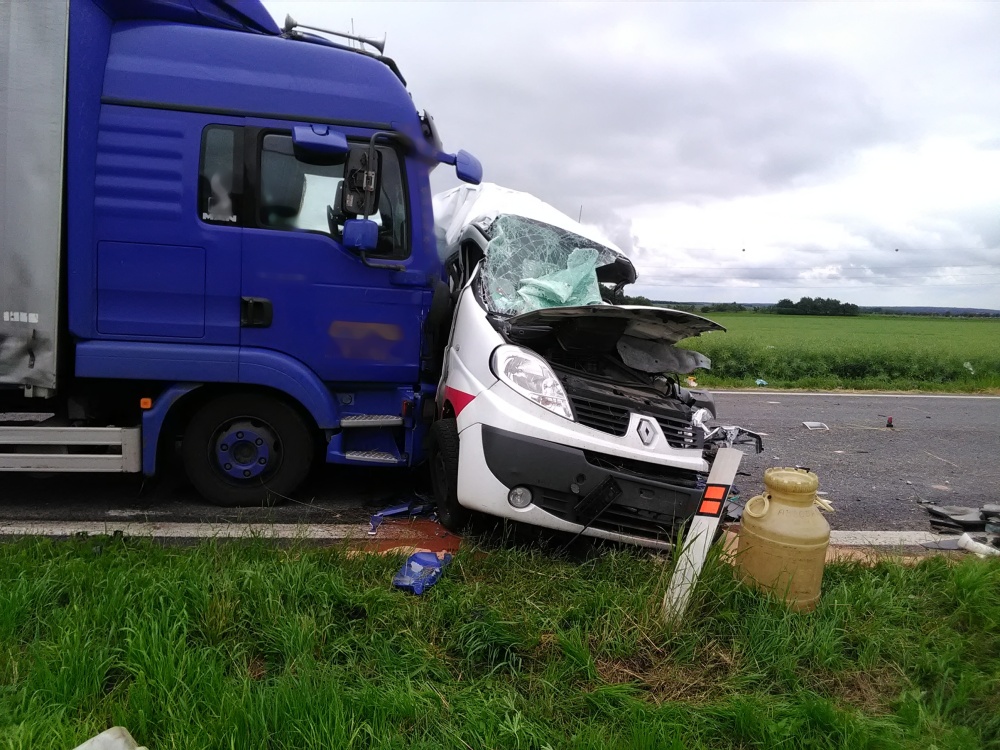 PRÁVĚ TEĎ: Neštěstí v horách! Při srážce kamionu, auta a motorky zemřel jeden člověk