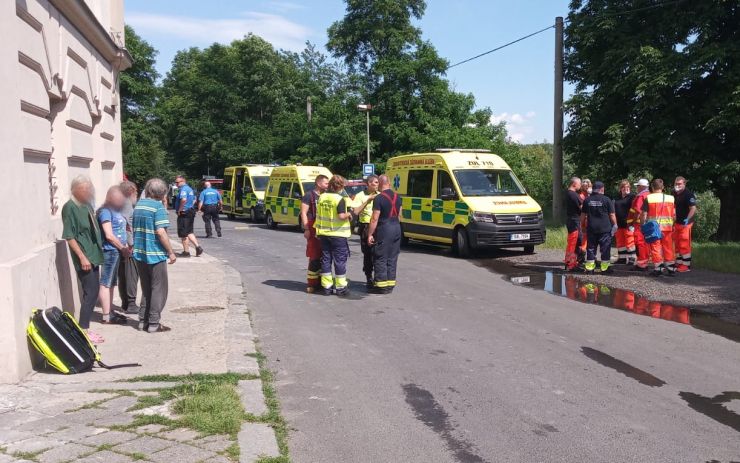 OBRAZEM: Požár bytu v Prunéřově. Několik zraněných potřebovalo lékaře