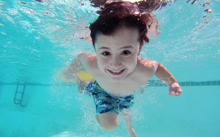 Horko může zhoršit kvalitu vody ve vašem bazénu. Jak ji jednoduše zkontrolovat?
