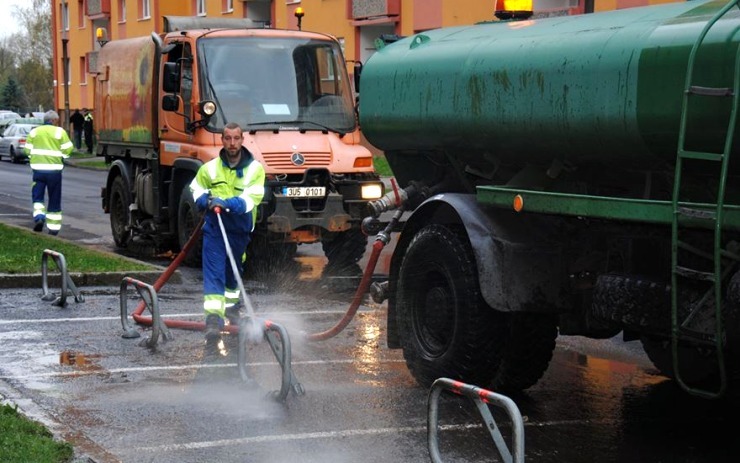 Žádné značky se zákazy a odtahy aut. Letošní blokové čištění ulic proběhne v Jirkově jinak