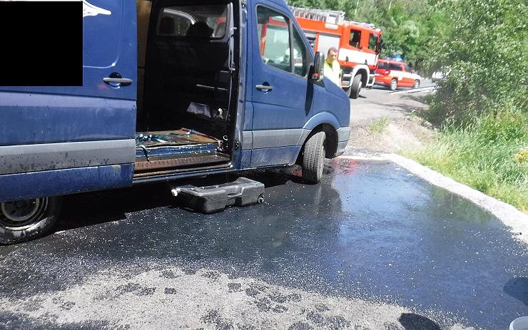 FOTO: Z dodávky na Chomutovsku začal masivně vytékat olej. Dalším nehodám včas zabránili hasiči