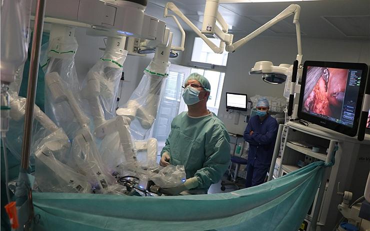 V Krajské zdravotní se školili robotičtí operatéři z Čech a Polska na asistované plastice močovodu