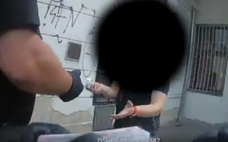 VIDEO: Muž kradl v chomutovském marketu, při zadržení se choval agresivně. Skončil v poutech