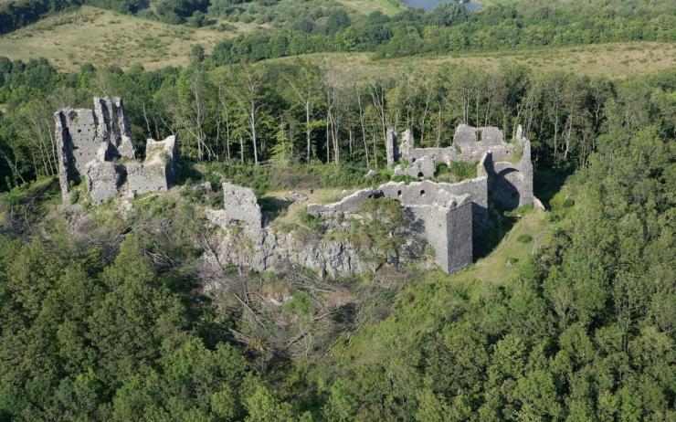 TIP NA VÍKEND: Vydejte se do parku ke kapličkám a na hrad Šumburk, provede vás zkušený průvodce