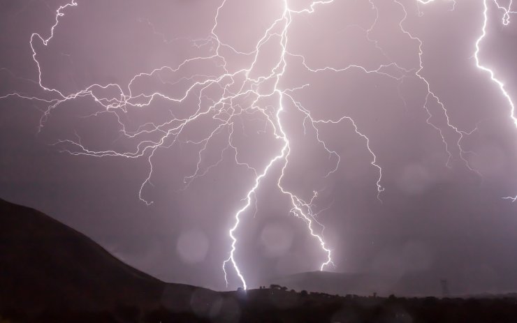 Blíží se silné bouřky a přívalové deště, meteorologové varují před kroupami i blesky