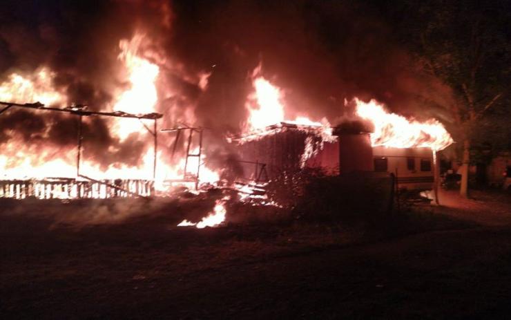 OBRAZEM: V kempu na Chomutovsku v noci hořelo! Požár zcela zničil chaty i karavan