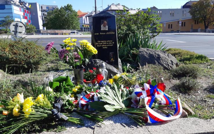 FOTO: Už je to 12 let. Rodina i kolegové vzpomínali v Chomutově na zastřeleného policistu Romana Jedličku 