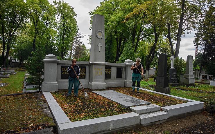 Technické služby opravily zanedbanou hrobku rodiny Leidlových