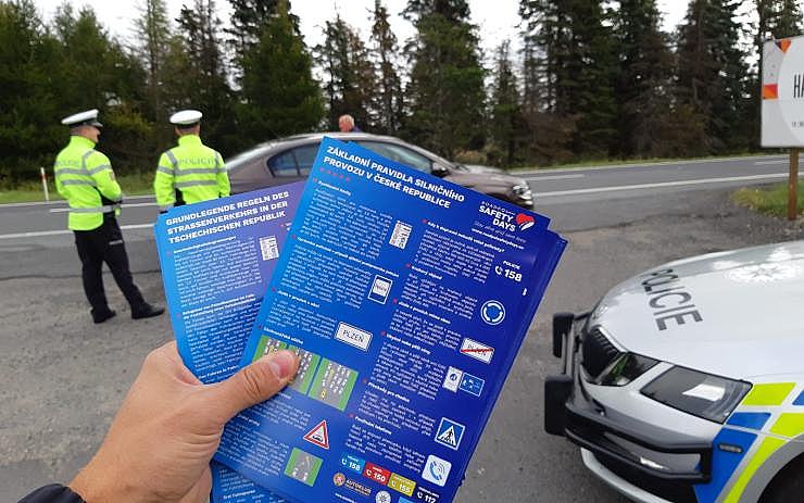 Cizinci v Česku vloni zavinili skoro osm tisíc nehod! Policisté jim rozdávali letáčky o pravidlech na našich silnicích