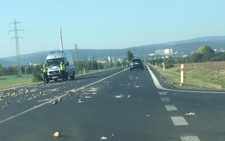 FOTO OD VÁS: Řidiči, pozor. Na křižovatce z Údlic na Droužkovice leží vysypaná řepa, zasahuje policie
